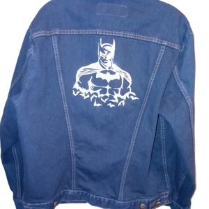 M Women's Oversized Wrangler Denim Jacket w Pockets and Batman Applique on Back.